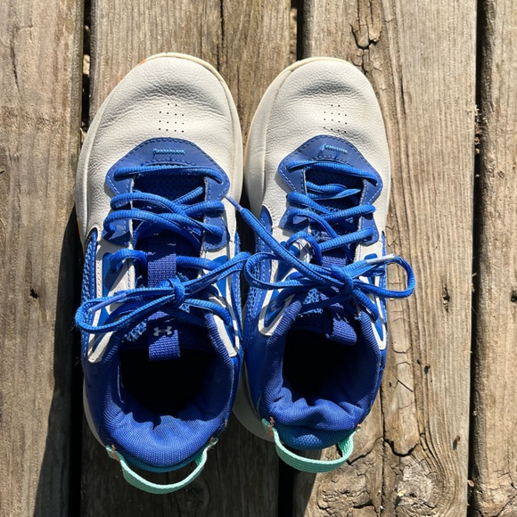 Under Armour Size 5 Youth Gym Shoes Colorful Blue Tennis Shoes Kids Sneakers - Picture 6 of 13
